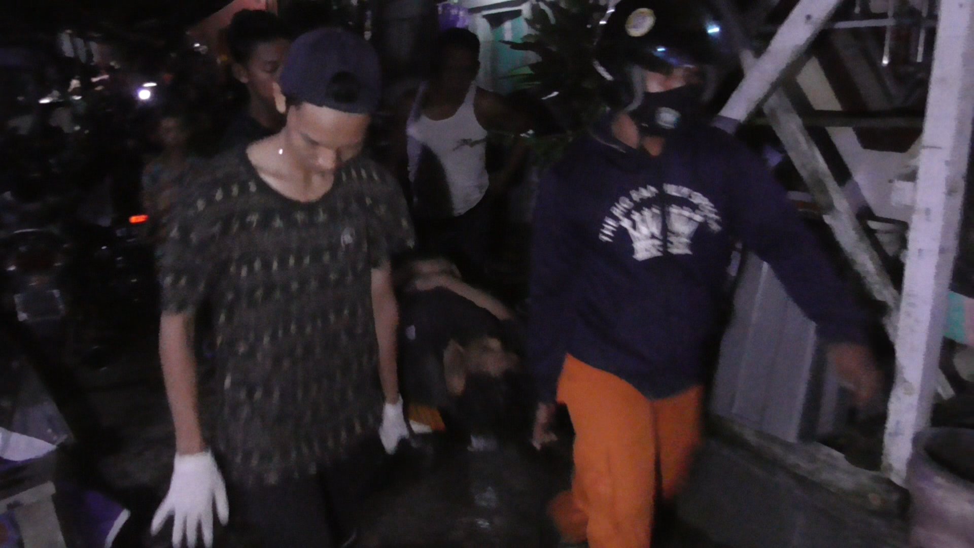 Foto: AK (36) setelah berhasil di evakuasi warga usai terjun ke sungai pada malam hari (Muhammad rizki GARISPENA.CO)