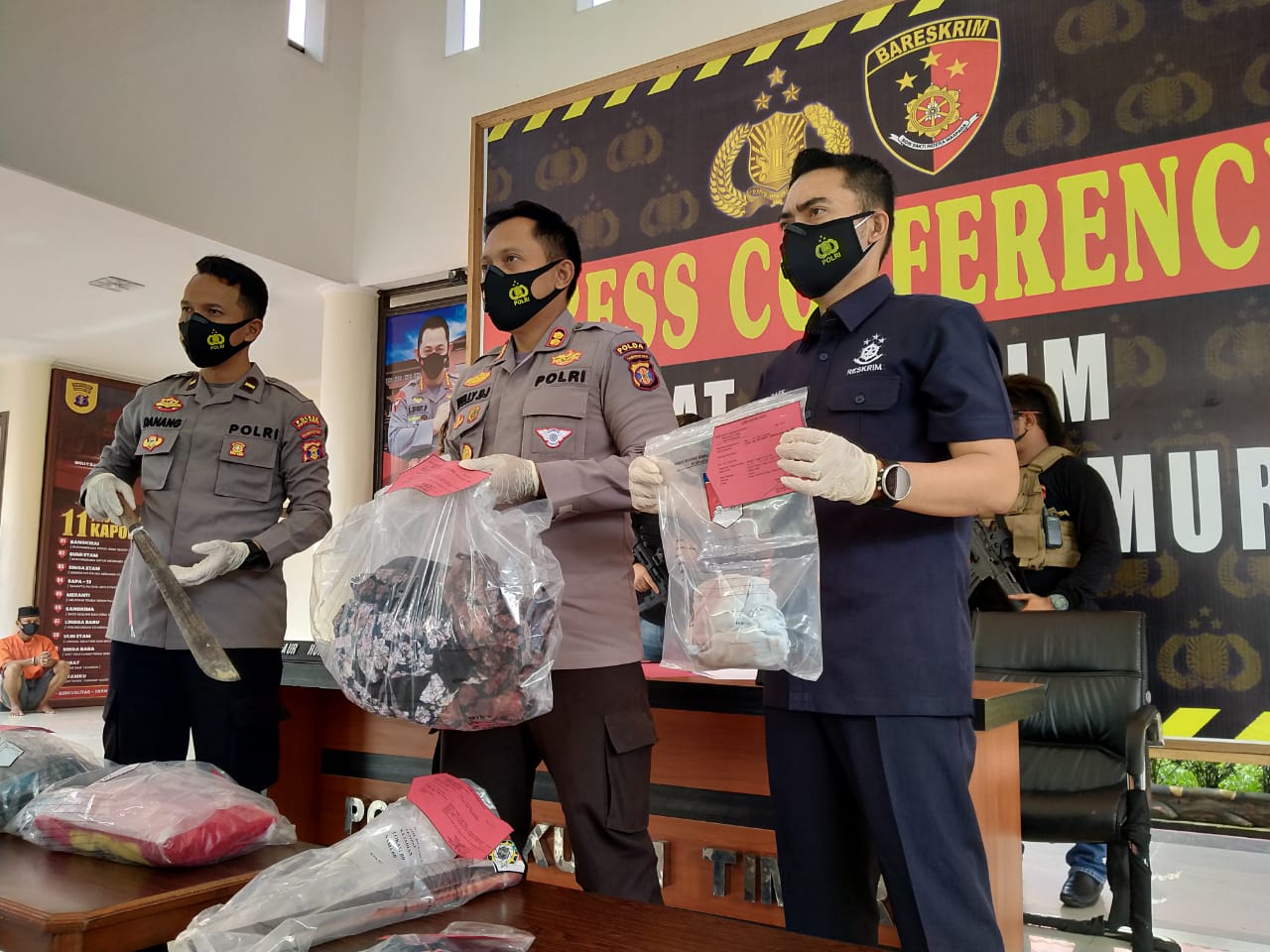 Foto: Polres Kutim saat mengelar kasus pembunuhan istri dan anak di bengalon (istimewa)