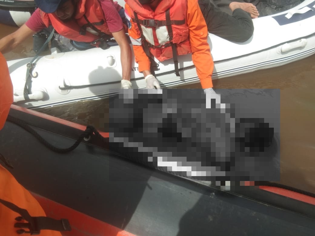Foto: Tim SAR Gabungan berhasil mengevakuasi jasad Imbran di perairan sungai Mahakam tak jauh dari korban dikabarkan tenggelam (update)