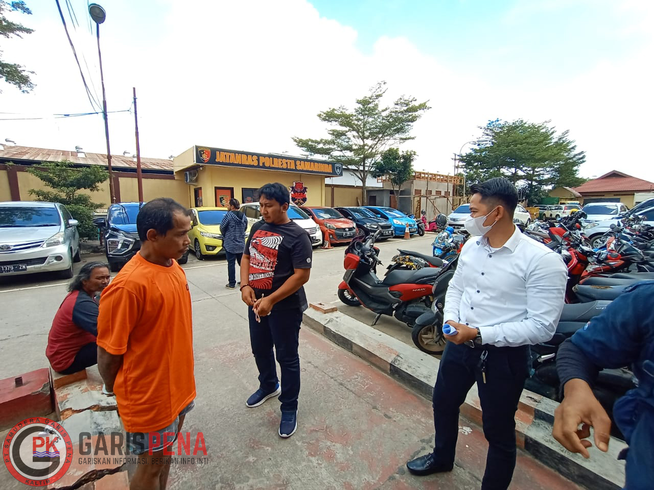 Foto : Jatanras Satreskrim Polresta Samarinda mengamankan RD pelaku pencuri plat tugu perbatasan. (Muhammad Rizki)