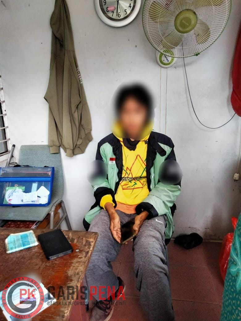 Foto : Pelaku Ekshibisionisme Saat diamankan dalam Pos Sekolah