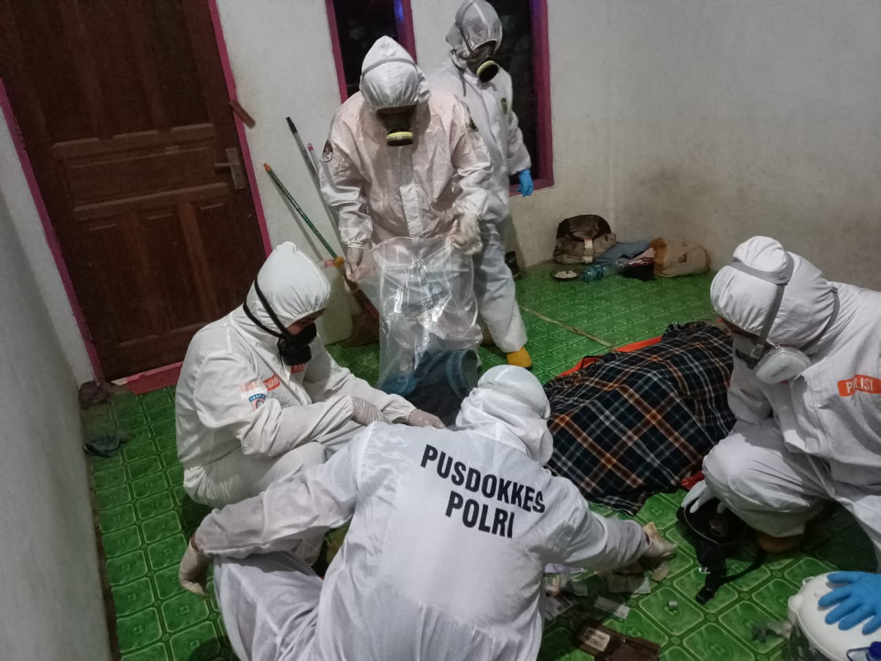 Foto: Tim Inafis Satreskrim Polresta Samarinda bersama rekan relawan melakukan evakuasi jenazah Jasmin