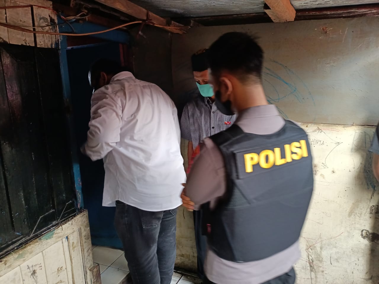 Foto : Tim Inafis Polresta Samarinda Mendatangi Lokasi Penemuan Bayi yang Meninggal Akibat Lahir dalam Kondisi Prematur.