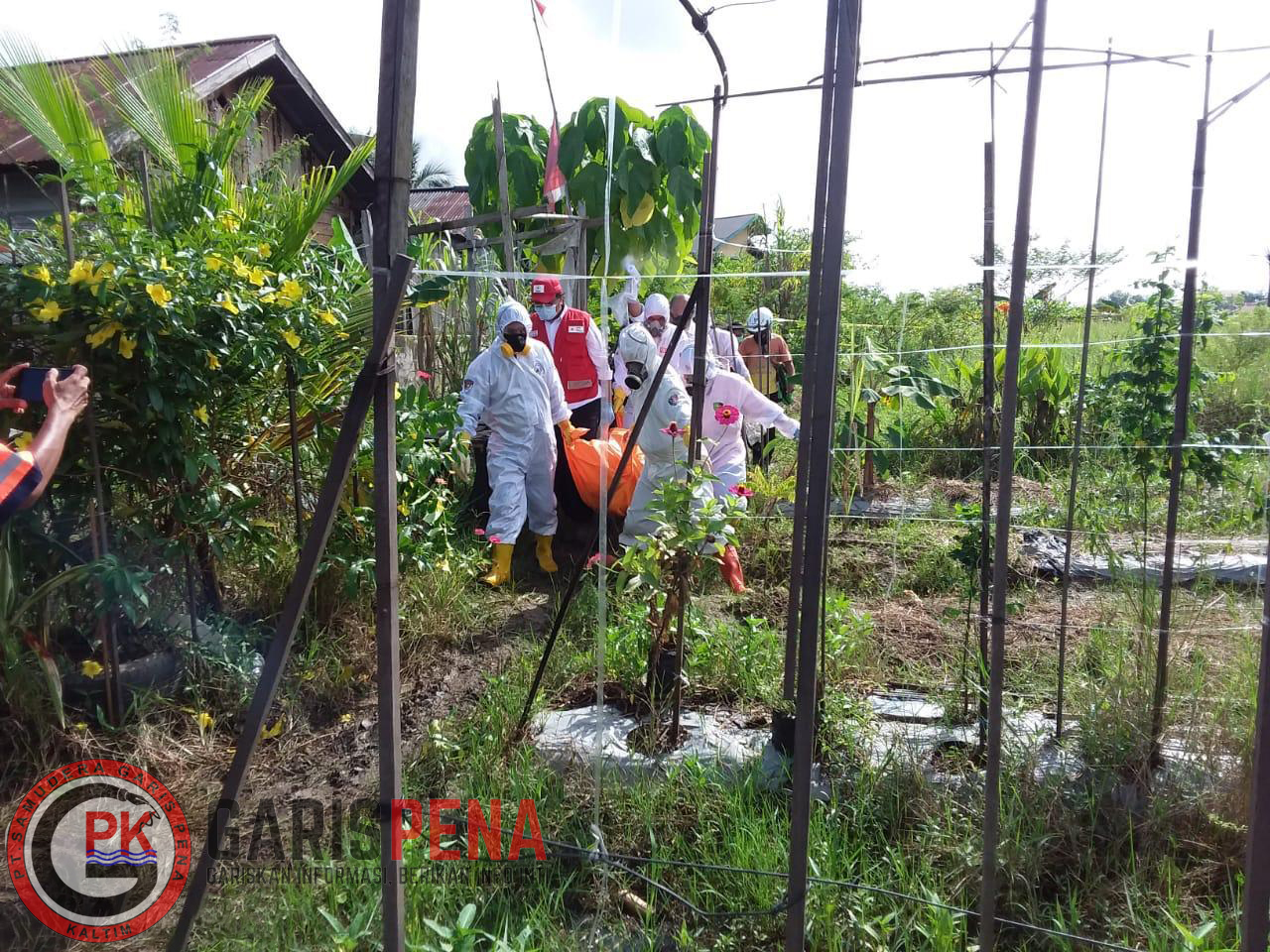Foto : Tim Inafis Polresta Samarinda melakukan evakuasi jasad seorang pria tanpa identitas yang menggantung di sebuah pohon dekat lapangan Bandara Temindung. (Dok Tim Inafis Polrestas Samarinda)