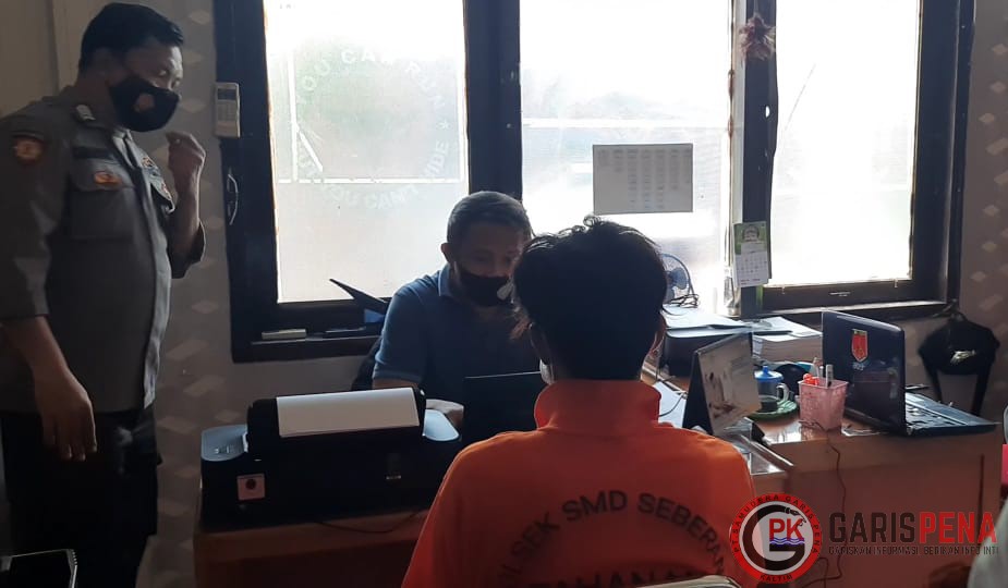 Foto : Pelaku DN pakai baju tahanan saat sedang interogasi anggota Polsek Samarinda Seberang.