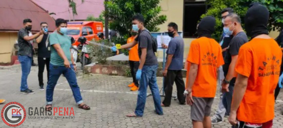 Foto : Tersangka Melakukan Rekonstruksi Reka Adegan Kasus Penggeroyokan, Dihalaman Polresta Samarinda.