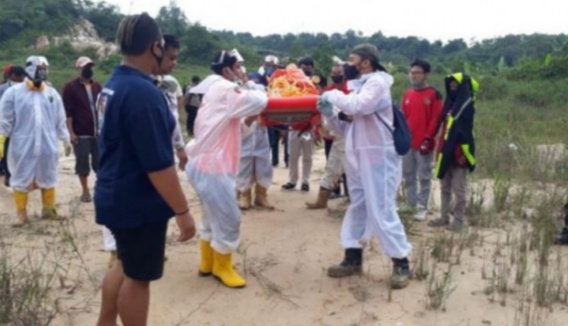 Foto : Tim Jajaran Inafis Kota Samarinda, beserta Jajaran Tim Gabungan Polresta Samarinda menggefakuasi Jasad yang sudah Menjadi Tulang Belulang.