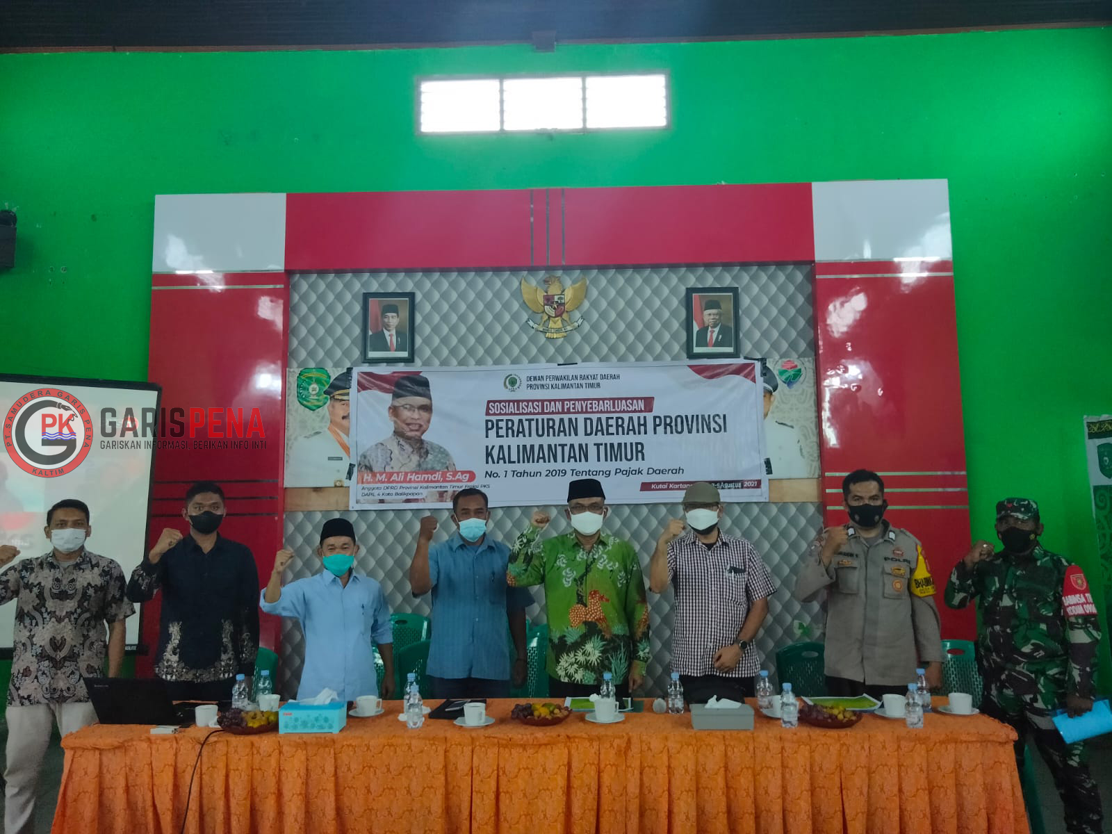 SOSPER PAJAK : Ali Hamdi (Batik Hijau) dan Muhammad Arsyad (tiga kiri) abadikan momen bersama usai gelar Sosper Pajak Daerah di Desa Loa Duri hari ini.