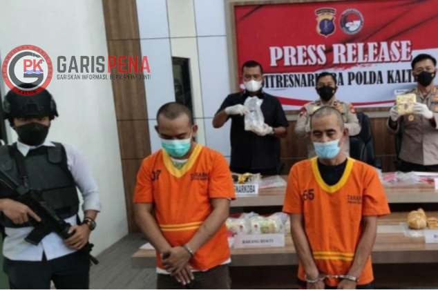 Foto : 2 Tersangka Saat Melakukan Jumpa Pers dan Barang Bukti Narkotika Jenis Sabu Seberat 7,3 KG