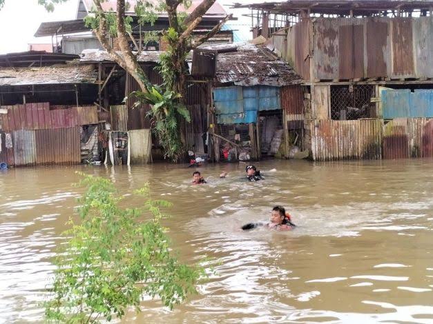 Anggota Tim SAR gabungan, dari Basarnas, Disdamkar, dan pihak kepolisian dibantu warga sekitar tengah fokus mencari keberadaan Faisal. (Istimewa)