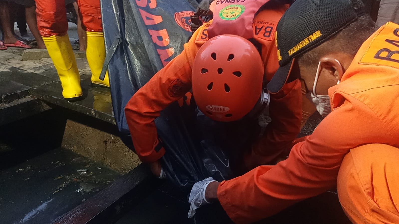 Foto: Tim SAR gabungan saat mengevakuasi jasad purnama, bocah hilang terseret saat bermain banjir (Dok Basarnas Kaltim)