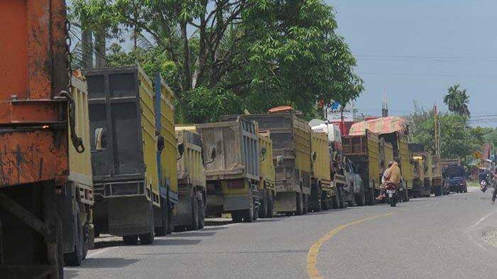 Foto : Truk yang tengah antre Bahan Bakar Minyak (BBM) di SPBU Jalan Untuk Suropati Kelurahan Karang Asam Ulu Sungai Kunjang