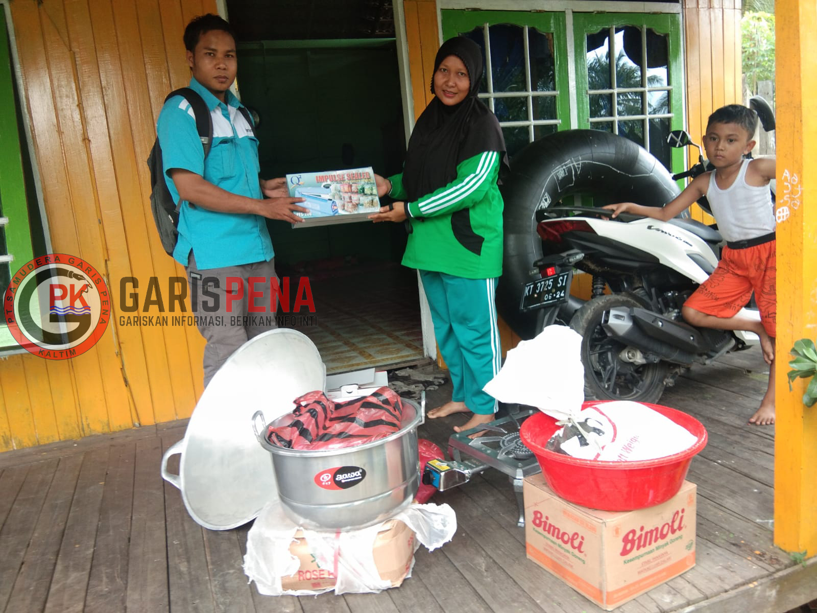 KEPEDULIAN : Perwakilan manajemen dari PT SRH Adi Heryanto menyerahkan bantuan berupa peralatan memasak kepada Sofiatun kemarin.