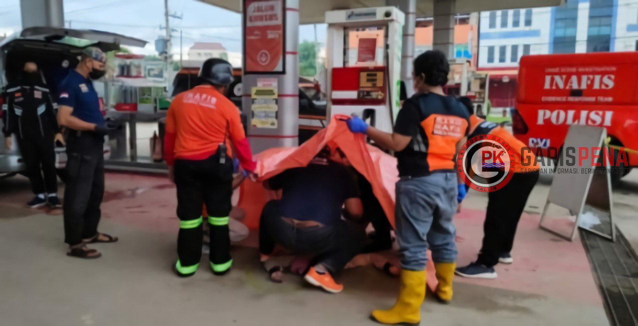 FOTO : IST Jenazah korban saat dilakukan pemeriksaan dan evakuasi oleh jajaran tim unit inafis dari Polresta Samarinda.