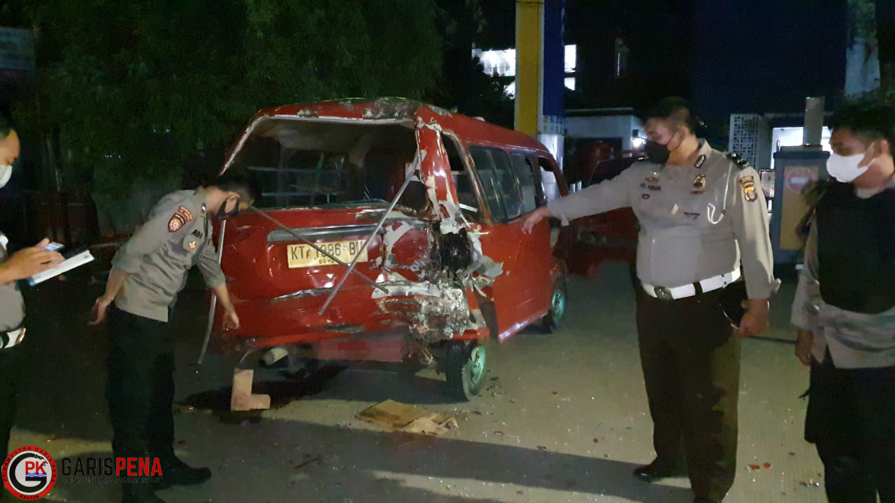 Foto: Polisi mengamankan mobil angkot usai di tabrak mobil triton (istimewa)