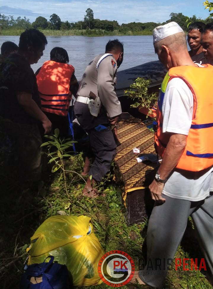 Foto: Anggota polisi bersama warga melakukan evakuasi jenazah yang kapalnya tenggelam di perairan sungai Mahakam (Istimewa)