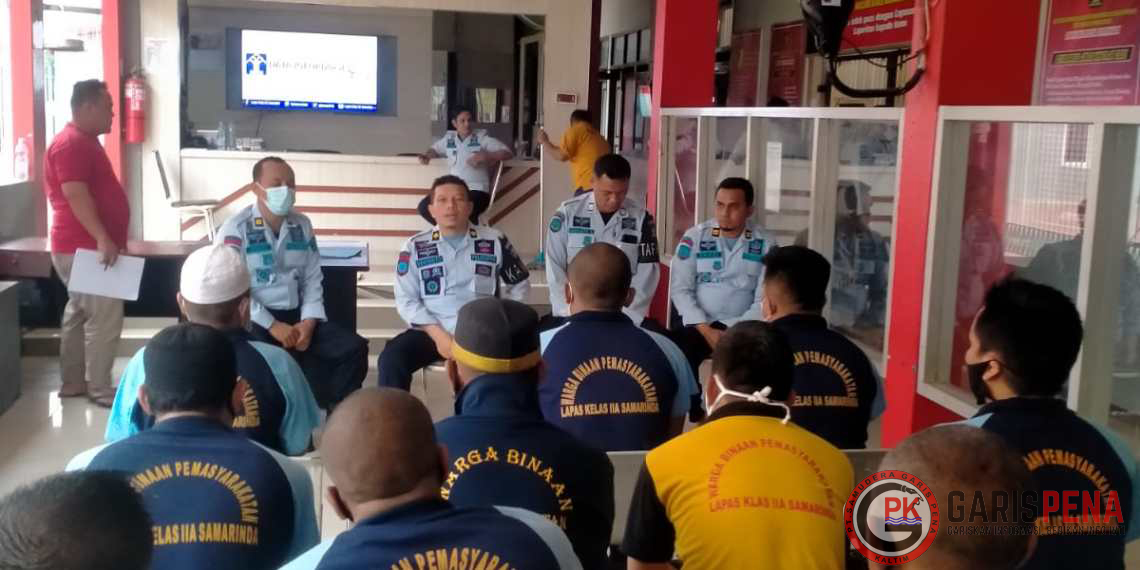 Foto: petuas Lapas Kelas IIA Samarinda saat memberikan arahan kepada warga bianan (Istimewa)