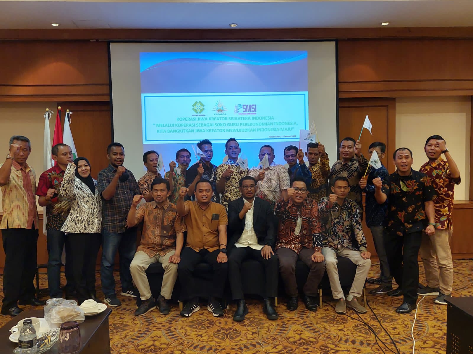 KOMPAK : SMSI menginisiasi terbentuknya koperasi yang dinamakan Jiwa KJKS serta dimana seluruh pengurus abadikan momen bersama yang berlangsung di Hotel Sultan Jakarta, Sabtu (22/01/22)