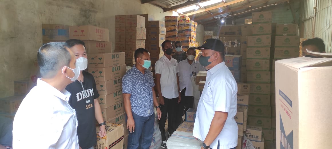 Foto : Tim sidak gabungan yang terdiri dari Polres Kutim dan Disperindag Kabupaten Kutim menyisiri tiap gudang yang sempit.
