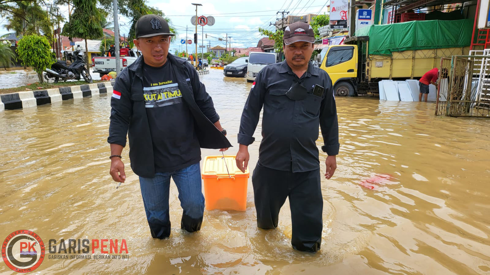 FOTO : Ketua AJKT Kutim, Sukriadi bersama tim AJKT terjun langsung ke area banjir untuk memberikan bantuan ke masyarakat secara langsung.