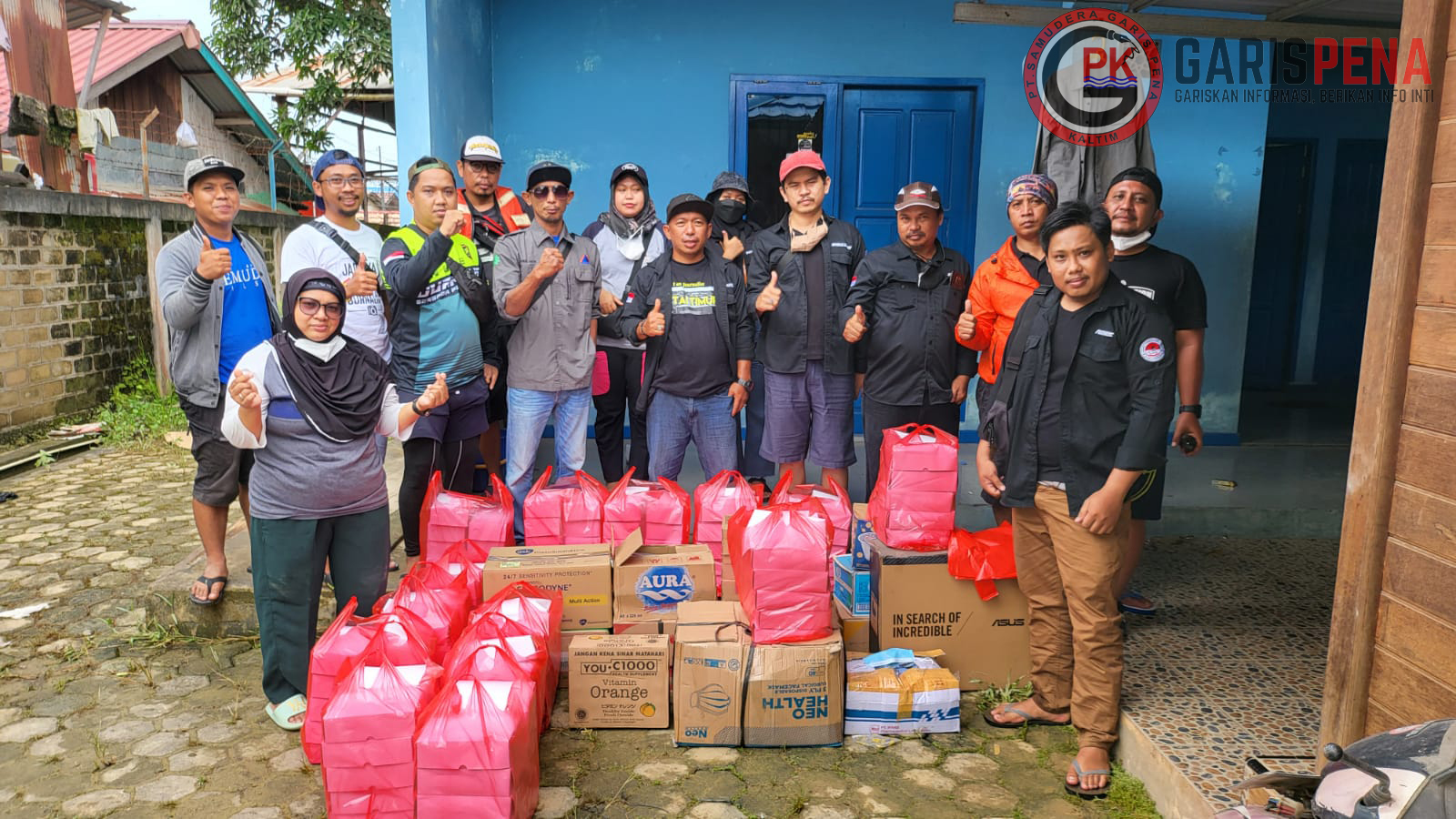 FOTO : Ketua AJKT Kutim, Sukriadi bersama Kobexindo terjun langsung ke area banjir untuk memberikan bantuan ke masyarakat secara langsung.