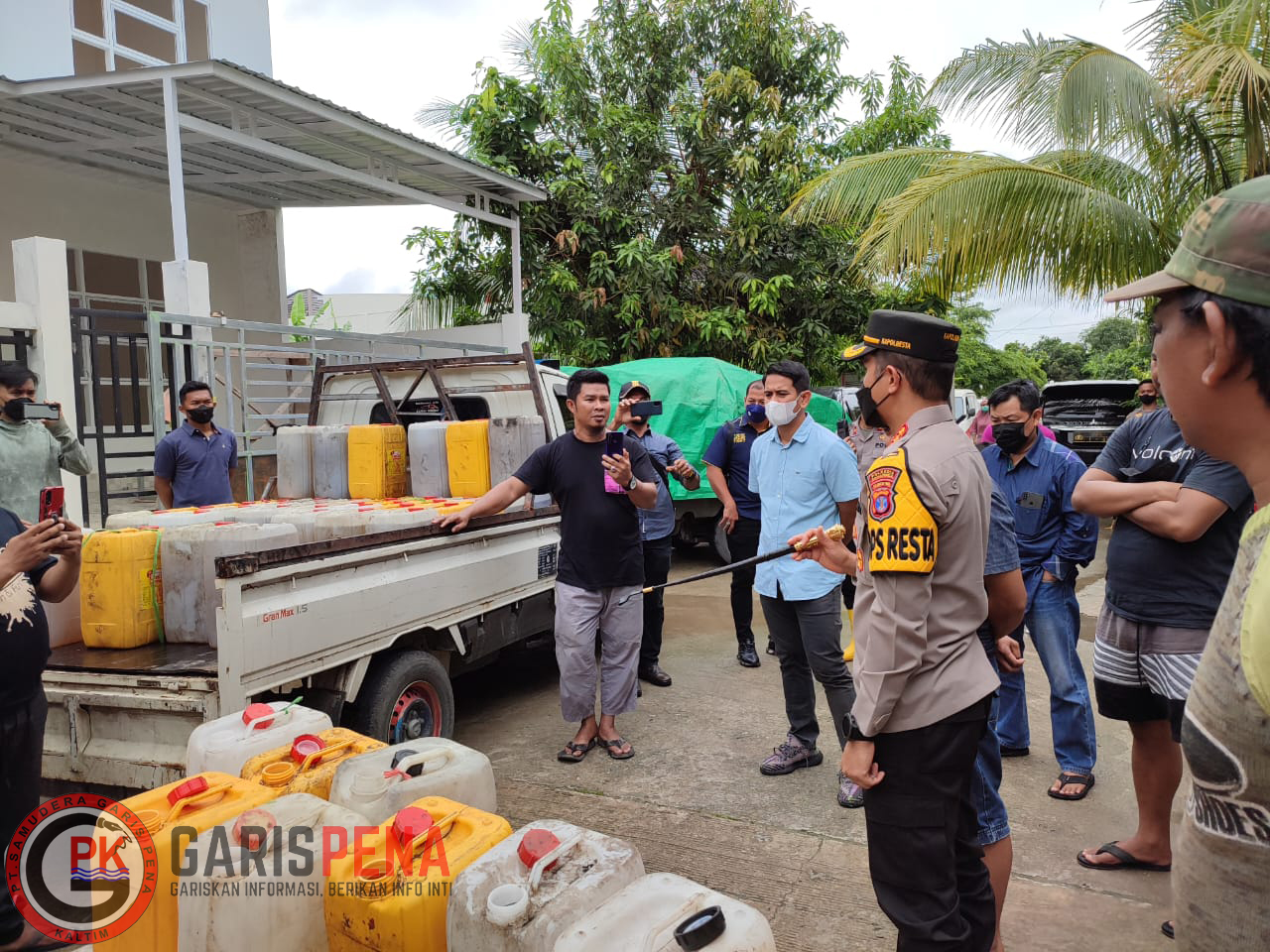 Foto: Kapolresta Samarinda, Kombes Pol Ary Fadli saat meninjau pendistribusian minya goreng