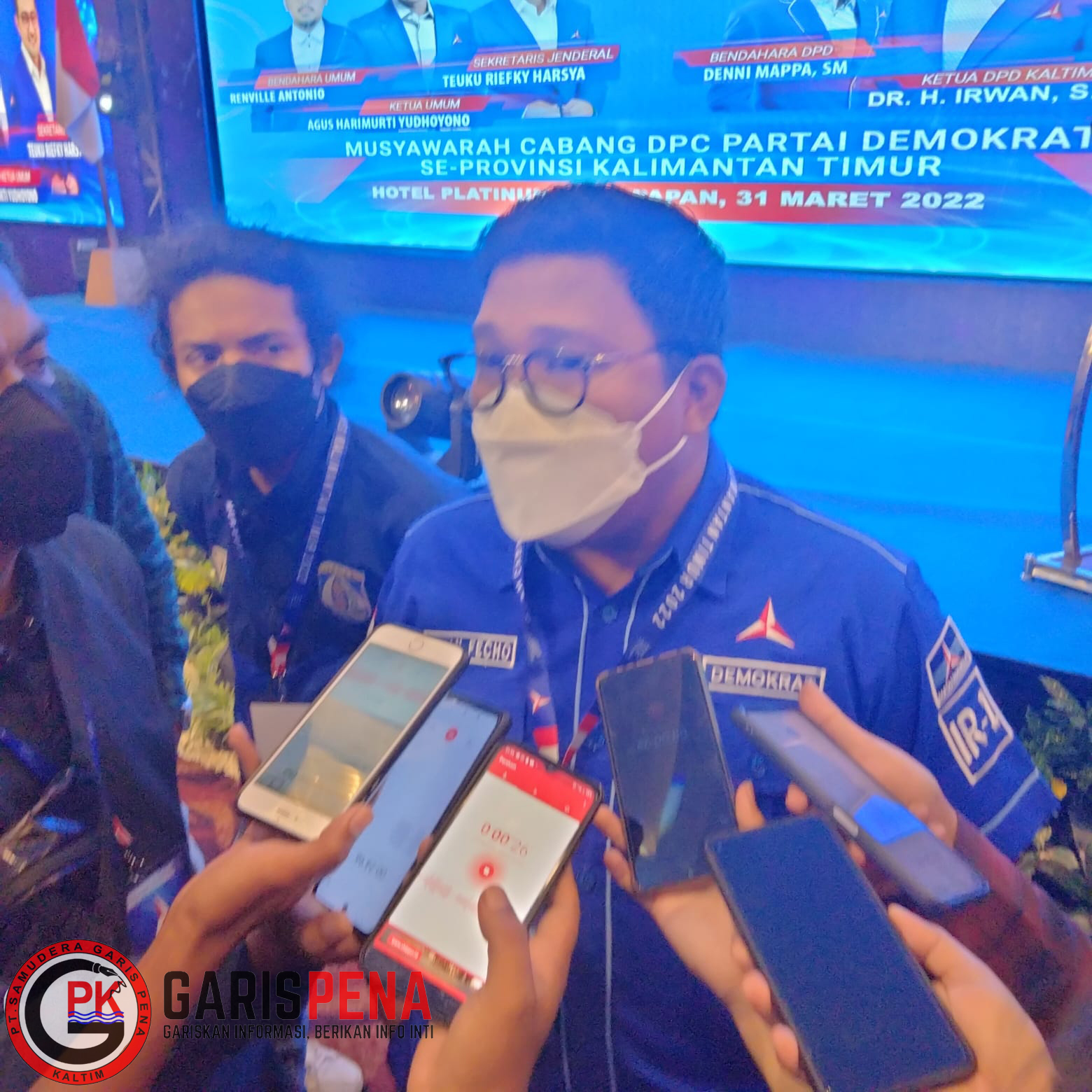 FOTO : Ketua DPD partai Demokrat Kaltim Dr Irwan Fecho saat diwawancarai awak media di acara Muscab Demokrat Kaltim di Hotel Platinum Balikpapan.