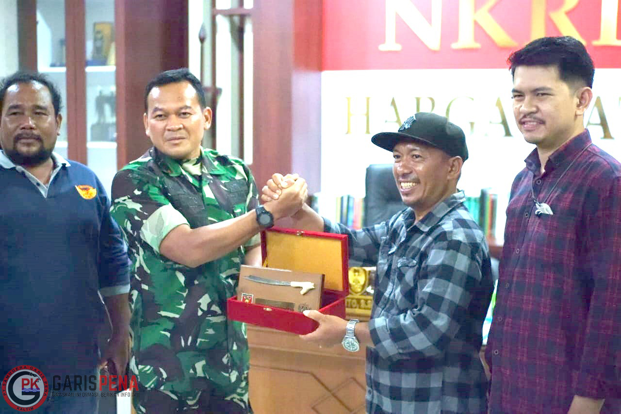 FOTO : Ketua AJKT Kutim, Sukriadi (dua kanan) didampingi Sekretaris AJKT Kutim, Raymond Chouda memberikan cenderamata ke Dandim 0909/KTM Letkol Czi Heru Aprianto