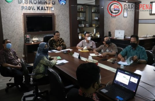 FOTO : Kadis Kominfo Muhammad Faisal saat memimpin rapat secara virtual terkait layanan berbasis digital untuk mempercepat informasi ke daerah.