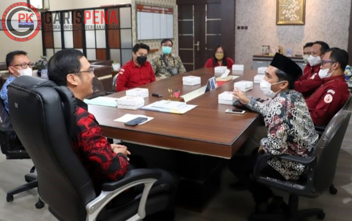 FOTO : Kepala Dinas Kominfo Kaltim, Muhammad Faisal saat menerima kunjungan dari rombongan Bawaslu waktu lalu.