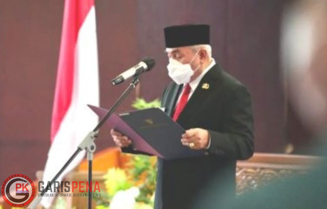 FOTO : Gubernur Kaltim H Isran Noor saat melantik Plt Sekprov Kaltim Riza Indra Riadi waktu lalu.