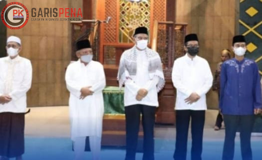 FOTO : Terlihat pengurus masjid Islamic Center dan perwakilan Pemprov Kaltim saat foto bersama usai kegiatan isra mi'raj kemarin.