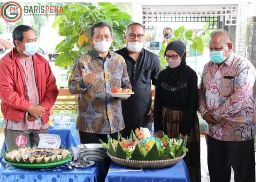 FOTO : Wakil Gubernur Kaltim, H Hadi Mulyadi (dua kiri) usai memotong tumpeng didampingi para tokoh KWS kemarin.