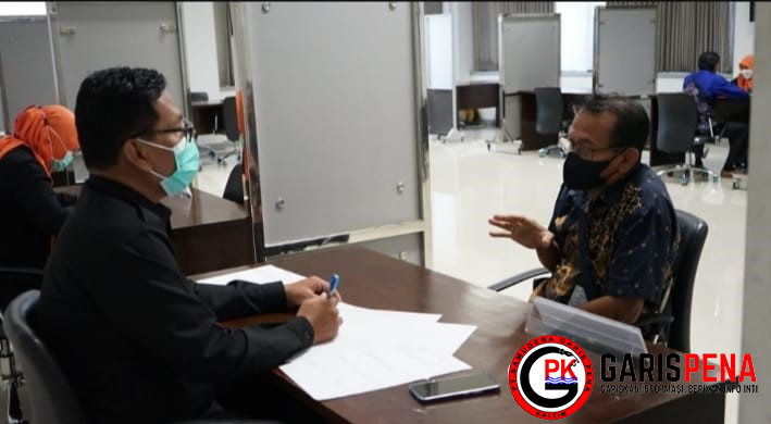 FOTO : Tampak salah satu PNS dari Pemprov Kaltim tertangkap kamera wartawan saat mengikuti prosesi seleksi.