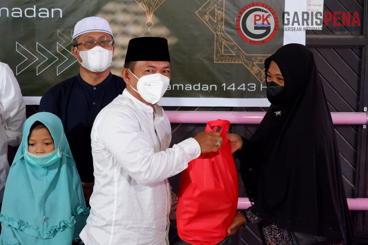 Foto : Ketua AJKT Sukriadi membagikan bantuan paket sembako
