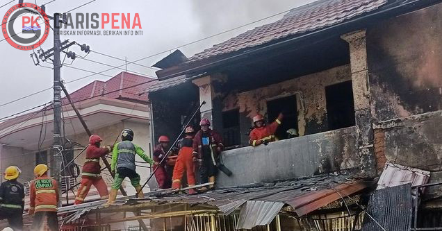 FOTO : Satu keluarga di Samarinda, Kaltim tewas dalam insiden kebakaran usai rumahnya ditabrak mobil.