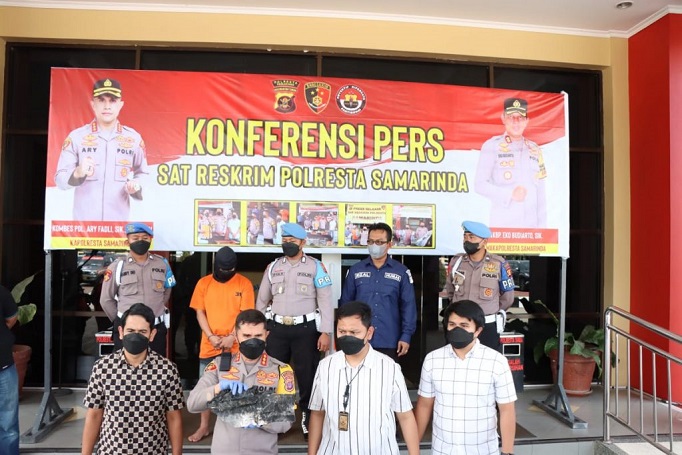 Foto : Pengemudi Toyota Hilux berinisial RI (23) ditetapkan sebagai tersangka kasus kebakaran di Samarinda yang menyebabkan tujuh orang tewas.