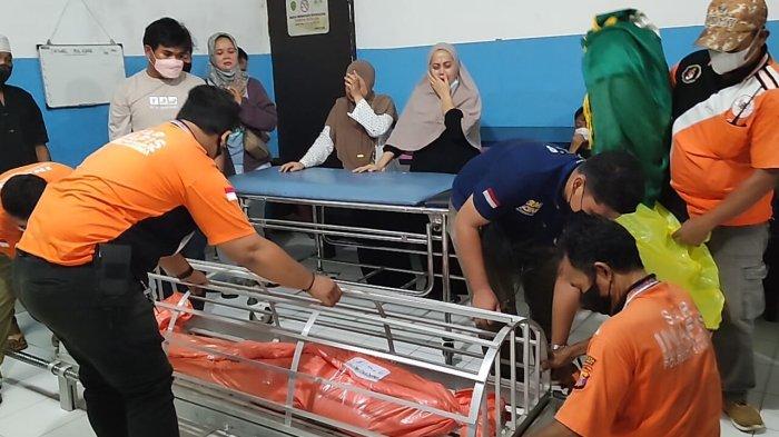 FOTO : Suasana duka pihak keluarga saat mengiringi keberangkatan jenazah salah seorang korban kebakaran, Aqila (9) di RSUD AW Syahranie yang akan diberangkatkan ke Kota Balikpapan, Kamis (21/4/2022) tadi malam