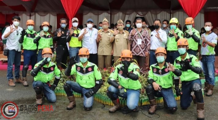 FOTO : Wakil Gubernur Kaltim H Hadi Mulyadi foto bersama instansi terkait dan para pekerja usai meraih peringkat empat bulan K3 lewat virtual.