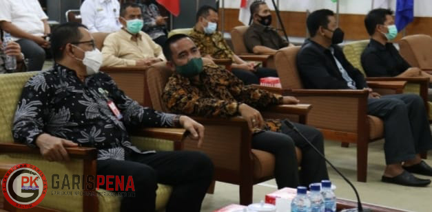 FOTO : Terlihat pejabat KPU Kaltim saat menggelar Nobar pemungutan suara pemilu waktu lalu.