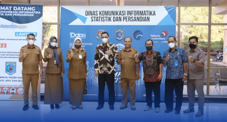 FOTO : Kadis Kominfo Kaltim Muhammad Faisal (empat kiri) saat berkunjung ke kantor Diskominfo Kabupaten Paser.