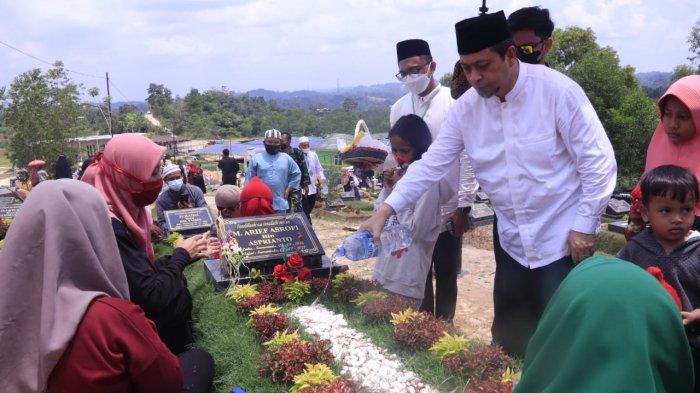FOTO : Wagub saat melakukan ziarah ke makam khusus Covid-19 di Samarinda.