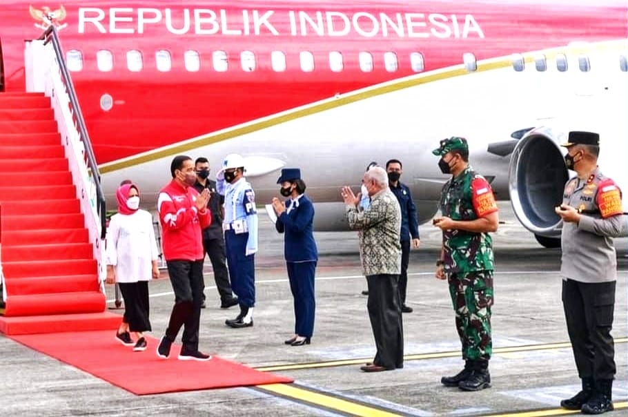 FOTO : Isran Noor (tiga dari kanan) saat menyambut Presiden RI di bandara untuk kunjungan di IKN