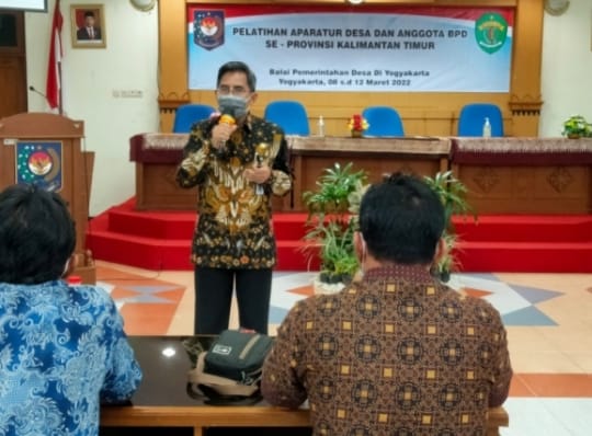 FOTO : Jauhar Efendi memberikan pengarahan kepada 60 orang peserta yang mengikuti pelatihan perangkat desa di Yogyakarta.