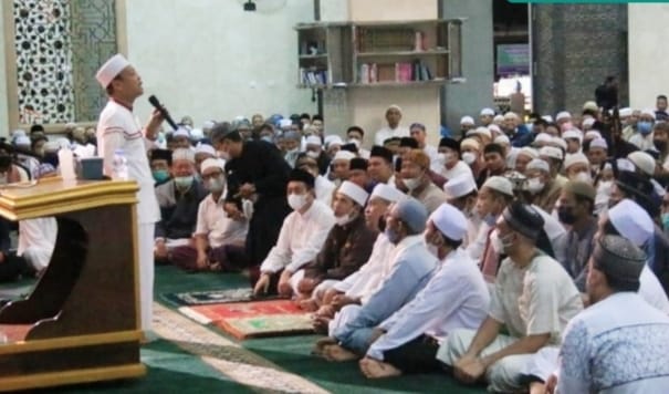 Foto : Ustadz H Das'ad Latif hadir di atas mimbar saat memberikan tausiyah yang dihadiri Wagub Kaltim H Hadi Mulyadi.