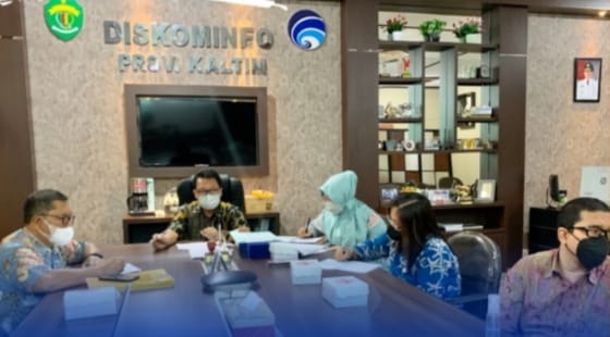 Foto : Sekretaris Dinas Kominfo Kaltim, Edy Hermawanto Noor (tengah) pimpin rapat persiapan jelang Rakorda Se- Kaltim