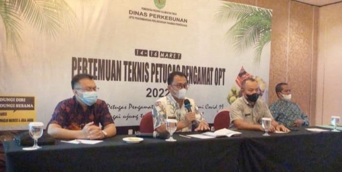 Foto : Ujang Rachmad (pegang mik) memberikan sambutan acara pertemuan teknis pengamat OPT tahun 2022