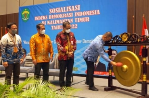 Foto : Pemukulan gong menandakan acara sosialisasi IDI resmi dibuka.