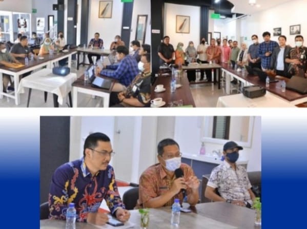 Foto: Kepala Dinas Kominfo Kukar, Dafip Haryanto (tengah) bersama Muhammad Faisal di acara pembukaan jaringan internet desa