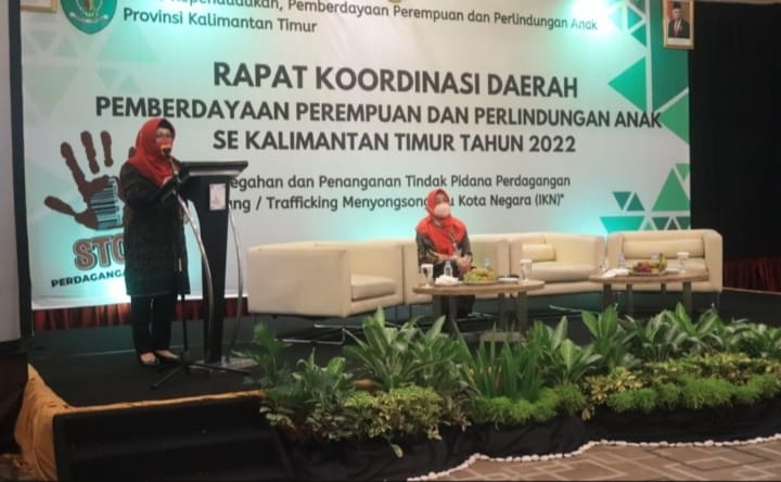 FOTO : Kepala Dinas DKP3A Kaltim Noryani Soryalita memberikan arahan dalam Rakorda kemarin.